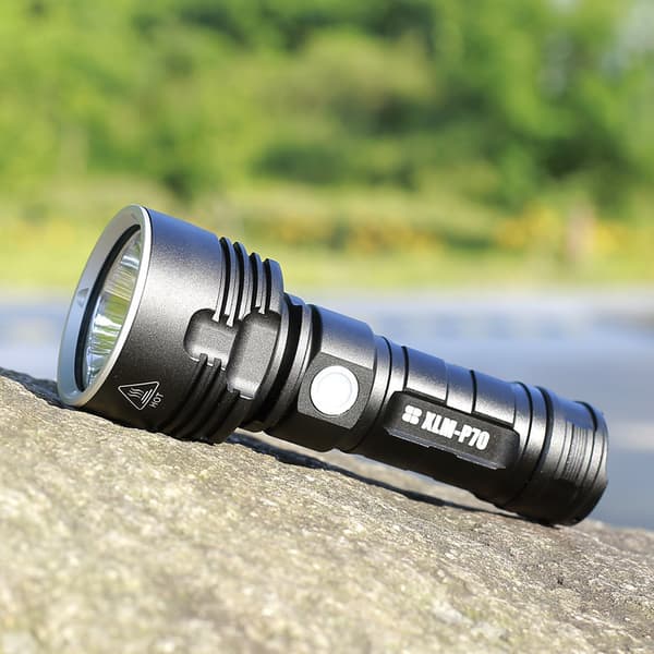 Tehokas musta LED-taskulamppu