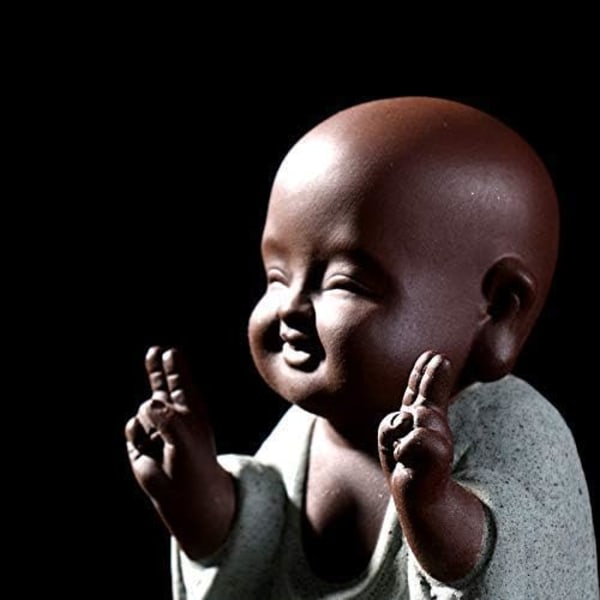 Pieni söpö keraaminen Buddha-patsas, luostarilaisen hahmo