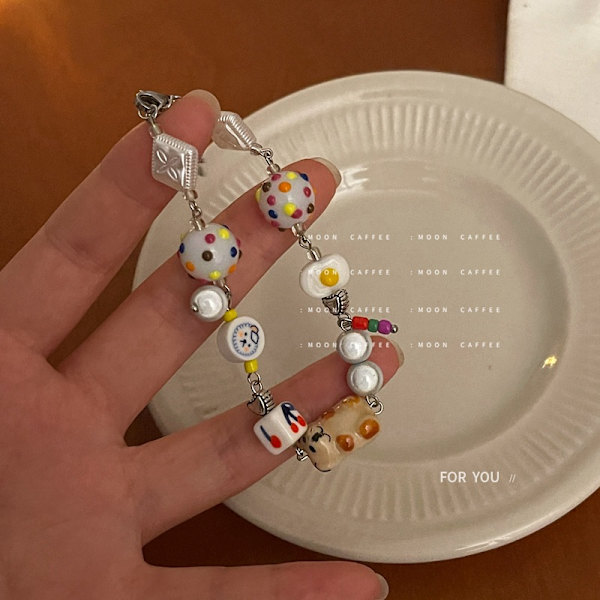 Färgglatt armband i keramikpärlor