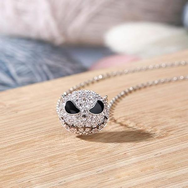 Halsband med dödskalle i vitguldpläterat för kvinnor