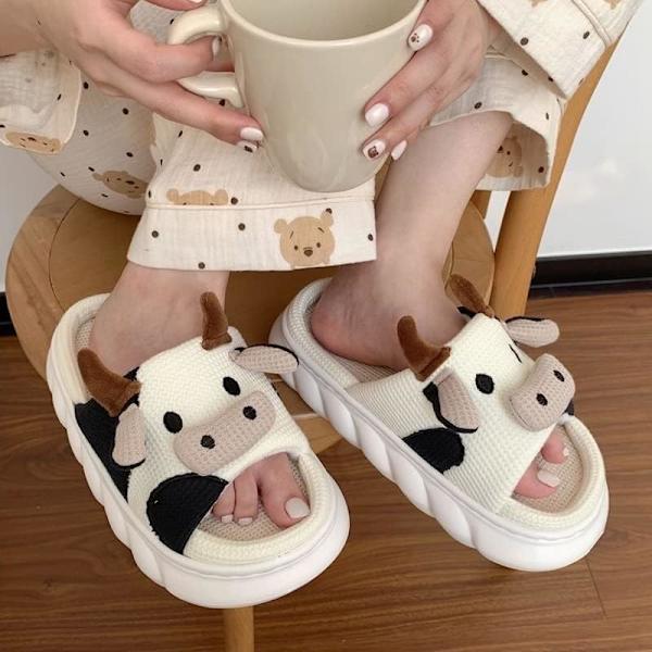 Söta tecknade koslippers Anit-Slip Hemtofflor Inomhus Mjuk Tjock Sula Bekväm Djur Mute Ko Linne Slides Dam Slip on Skor (Storlek: 38-39)
