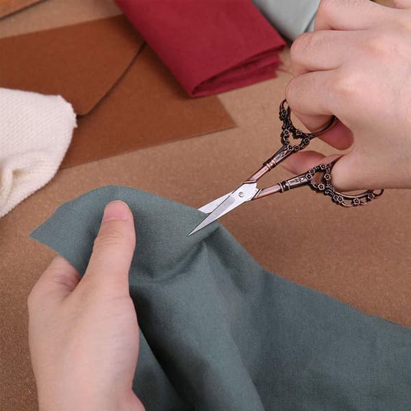 Broderisaks i rustfritt stål med 11 cm lær saksdeksel