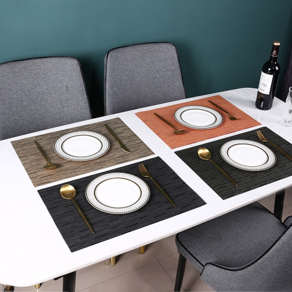 Set med 6 svarte plassmatter for spisebord, vaskbare, varmebestandige PVC-plassmatter, 45x30cm
