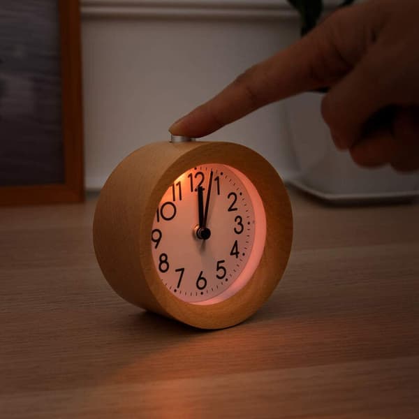 Trä analog väckarklocka med snooze - retroklocka med lysande