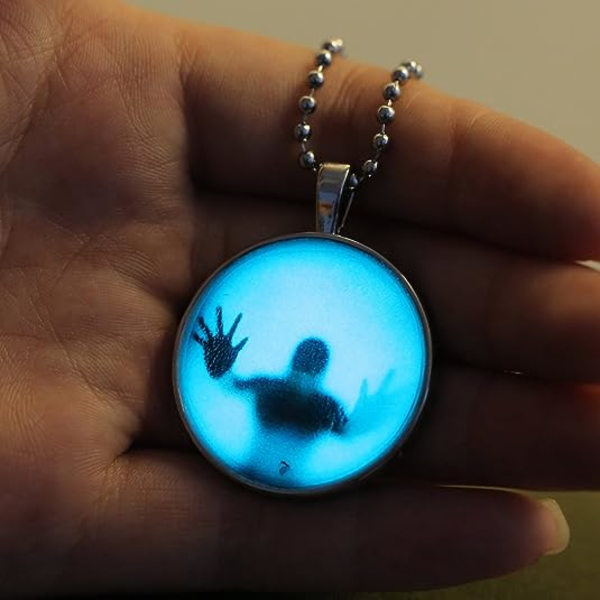 Halloweenin Creepy Specter Noctilucence -kaulakoru, hohtava riipus