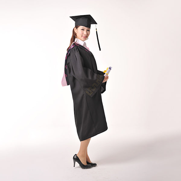 Svart 2022 examensklänning och tofs doktorsexamensset Bachelor Cap