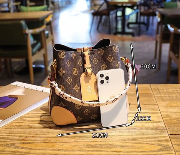 Liten hinkväska (brun)