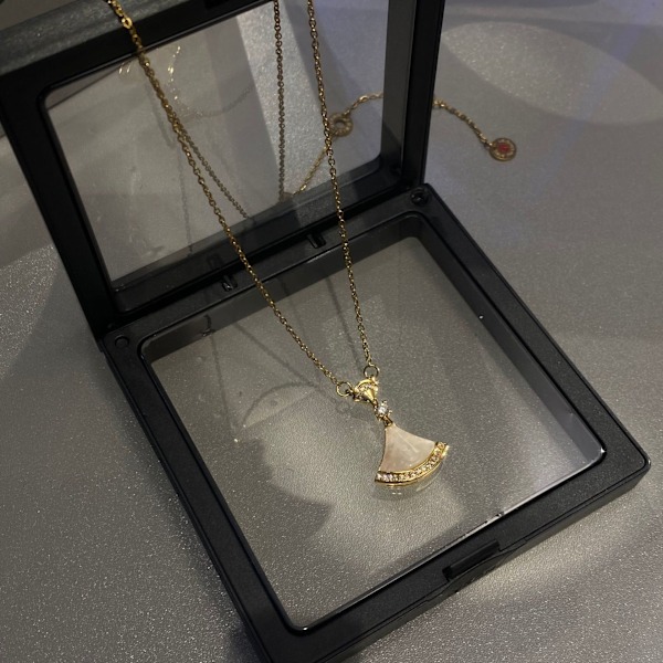 Glittrande kjolhalsband
