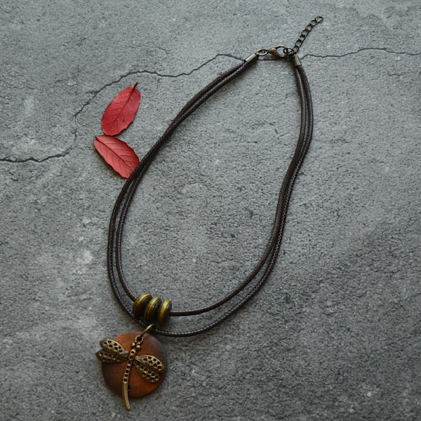 Ruskea puinen choker-kaulakoru, paksu riipus, naisille