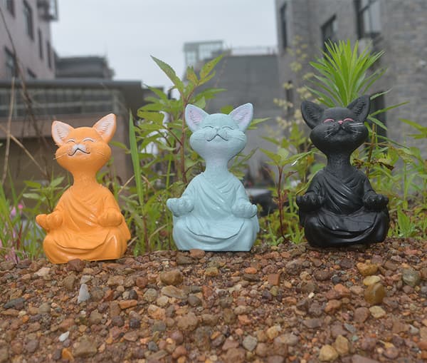 Fantasifull oransje Buddha-kattfigur meditasjon yoga samleobjekt