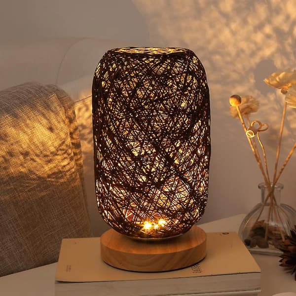 Senglampe i rottingledning og trestøtte brun