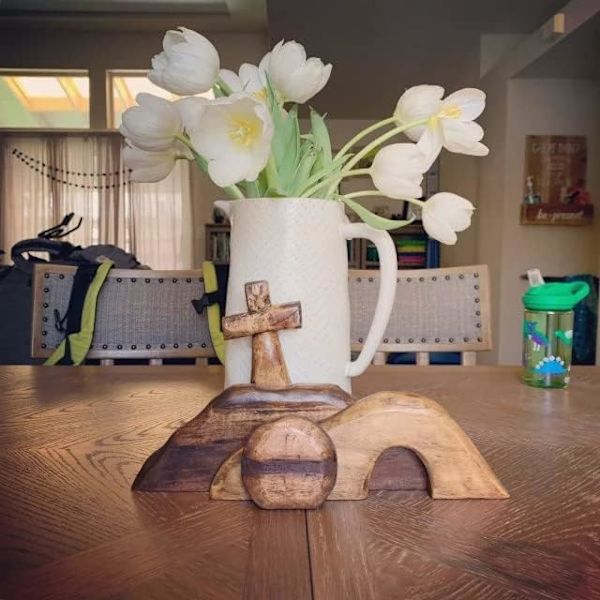 Den tomme graven påskenscene og korsdekorasjon, Jesus grav øst