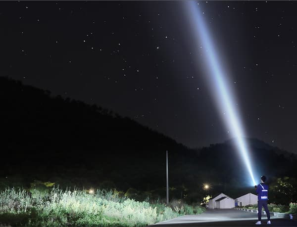 Tehokas musta LED-taskulamppu