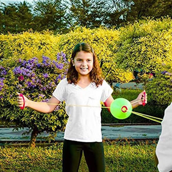 Glidande zoombollleksak med långt nylonrep och plasthandtag