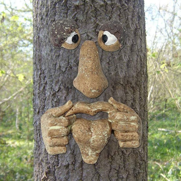 Tree Hugger Ko Have Peeker-Polyresin Udendørs Træskulptur -