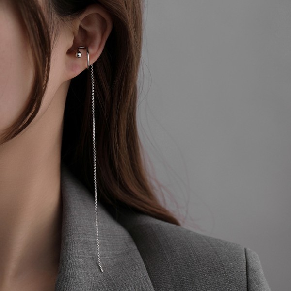 Långa örhängen utan genomborrade kvinnors nya trendiga nischdesign tas