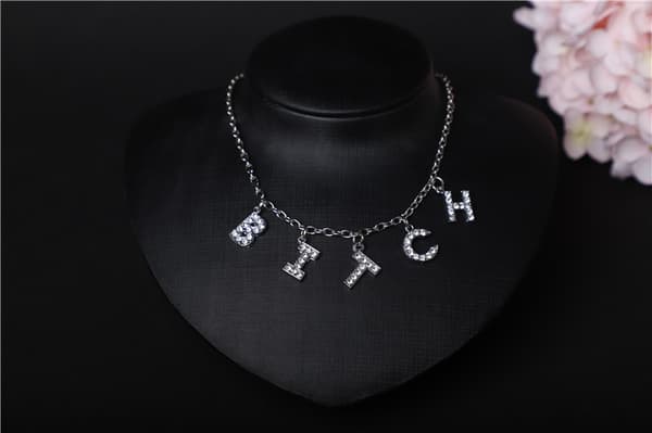 Halsband för kvinnor för tonårsflickor presenter, BITCH