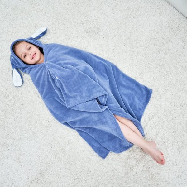 Mjuk barnponcho i korallfleece