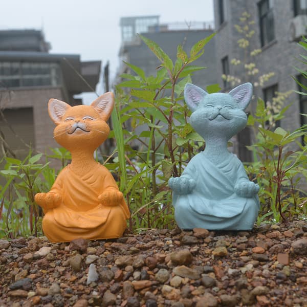 Nyckfull orange Buddha kattfigur meditation yoga samlarobjekt
