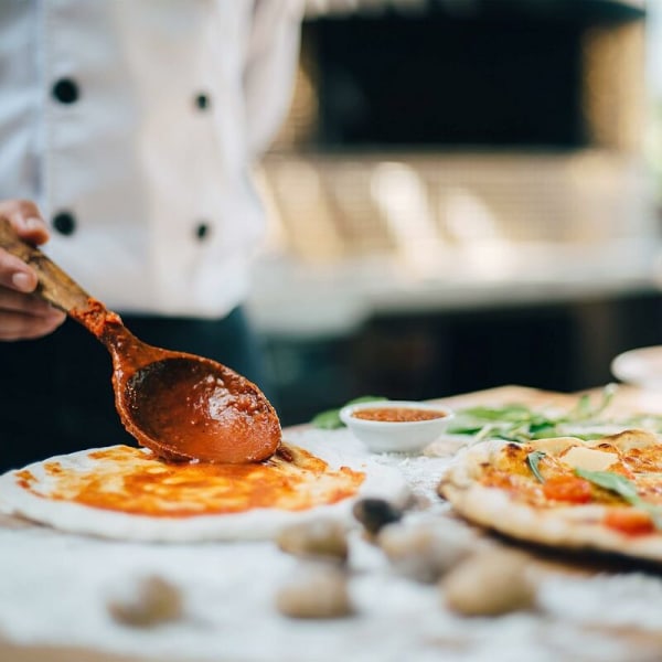 4-pakning med runde perforerte non-stick pizzaplater i stål