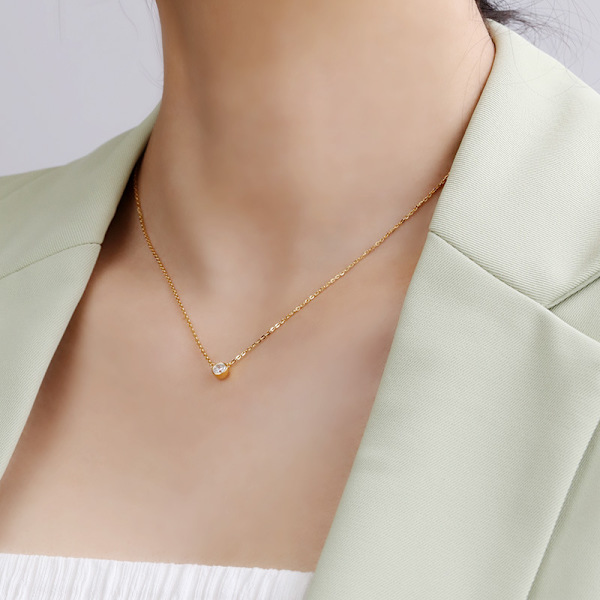 Halsband med glidande diamant i guld