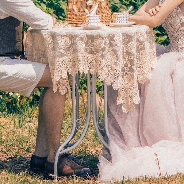 Rektangulær liten duk i blonder, vintage duk brodert O