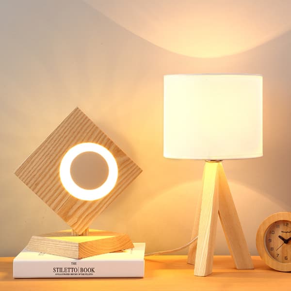 Sengsidelampe, træstativ natbordslampe med linnedstof