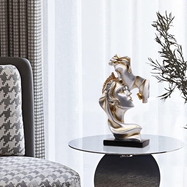 Kreativ kyssefigur - Guldstatue af kysseelsker