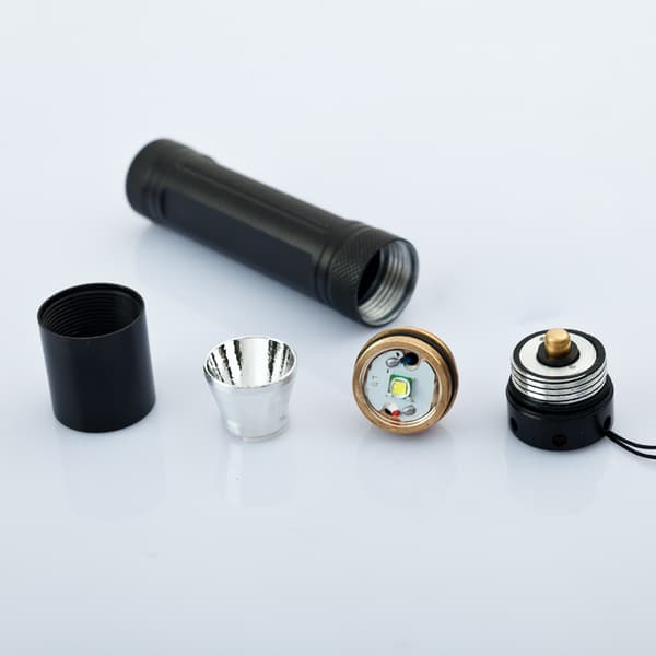 Oppladbar LED-lommelykt, 4 lysmoduser og zoombar for barn