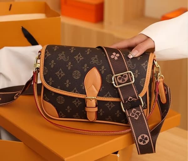 Axelväskor i läder för kvinnor, medium designer crossbody-väska och väskor Wit