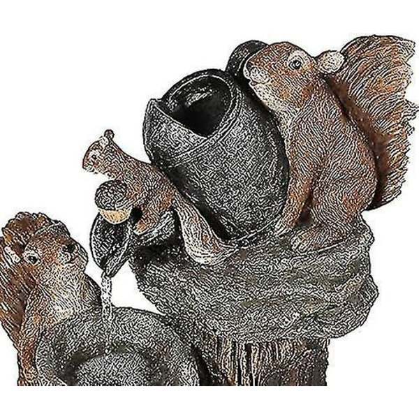 Knickknack-staty av harts i trädgårdspark av konstharts