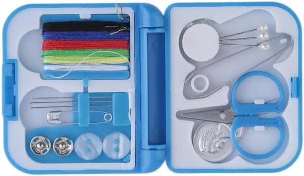 Resesymask med tråd, nålar, miniväska, plastsax, tejp