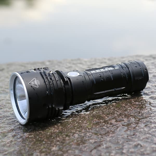Tehokas musta LED-taskulamppu