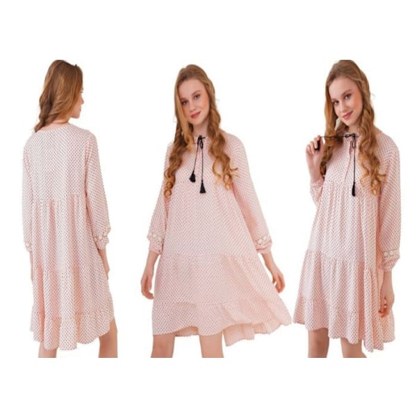 Sørg for at du vælger en ideel størrelse for vores 'Robe Volantée - Powder Pink - Størrelse 42 - 100% Viskose - Detaljer i Blonder - Længde 93 cm'. Rosa 42