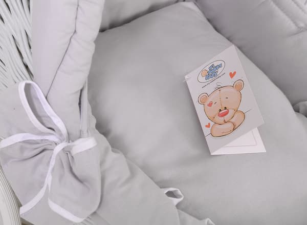 White Reed Doll - Poppenbuggy - Mjukt foder och stabilt trächassi