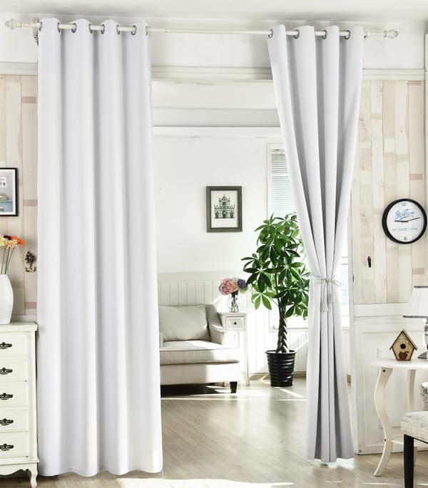 Mörkläggningsgardin av polyester med öljetter | Gråvit | 135x225 cm