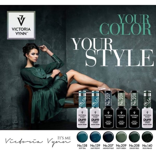 Victoria Vynn - Pure Creamy - 139 Navy Peony - Geel Polish Turquoise