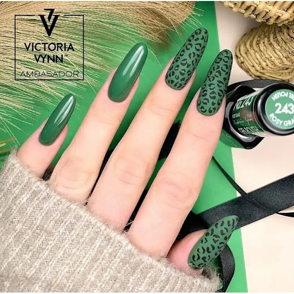 Victoria Vynn - Gel Polish - 243 Rosy Grass - Gellack Grön