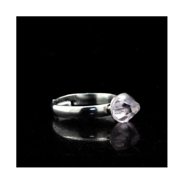 Sten og mineraler. Sølvbelagt Kunzite ring. 8,64 cent. Justerbar størrelse.