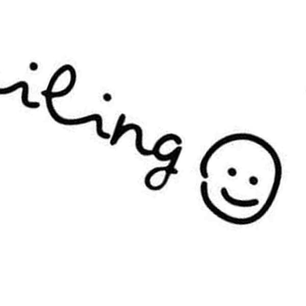 Keep smiling -seinätarra makuuhuoneen sisustukseen