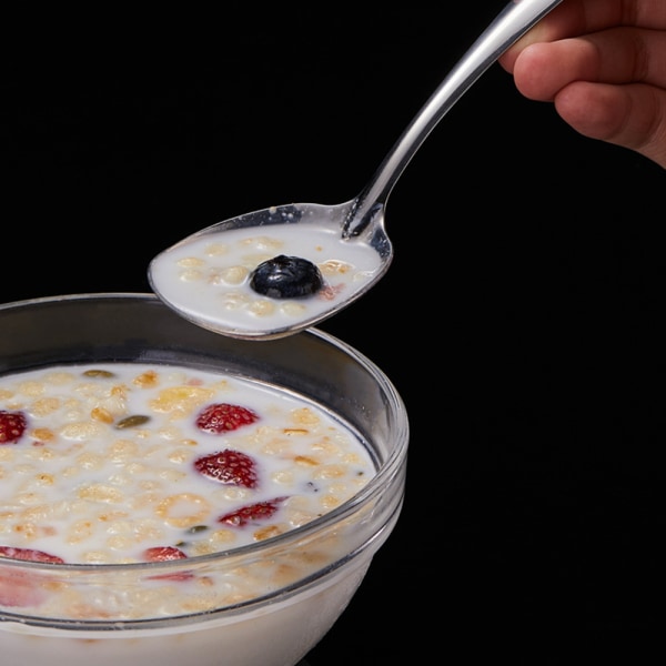 Ruostumattomasta teräksestä valmistetut neliönmuotoiset lusikat, riisilusikat, keittolusikat, peili