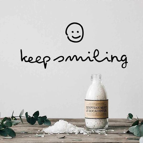 Keep smiling -seinätarra makuuhuoneen sisustukseen