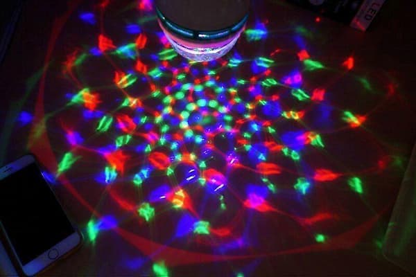 Fargerik LED-pære, automatisk roterende scenelysprojektor E27 3W AC220V Hjemme DJ Disco (EU E27 lampeholder)