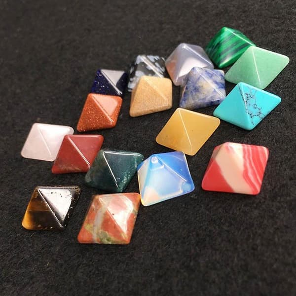 7 stk. krystalpyramidesten krystal ædelsten pyramide indgraveret pyramideformet chakrasten A
