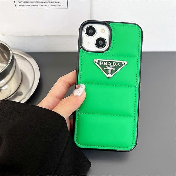 Trendigt varumärke metallogo iPhone-skal, dunjacka-stil telefonskal (grön bas, iPhone 15 Pro Max)