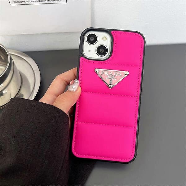 Trendigt varumärke metallogo iPhone-skal, dunjacka-stil telefonskal (rosaröd bas, iPhone 13)