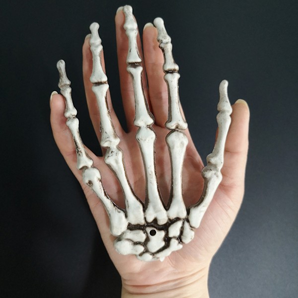 Livliga Halloween Skeletthänder, Realistisk Design för Läskig Dekor, Slitstarkt Material Väderbeständigt för Inom- och Utomhusbruk, 1 Par