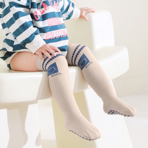 6 paria poikia ja tyttöjä CAN käyttää luistamattomia sukkia raidallisia sukkia