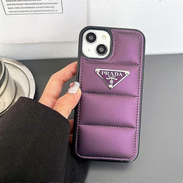 Trendiga metallogotyp iPhone-skal, dunjacka-stil telefonskal (lila bas, iPhone 13 Pro)