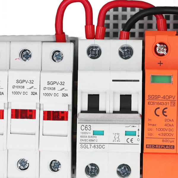 PV Kombinationsbox 4 Strängar Vattentät 10AWG DC Solkombinationsbox med 15A Säkring 63A Säkerhetsbrytare